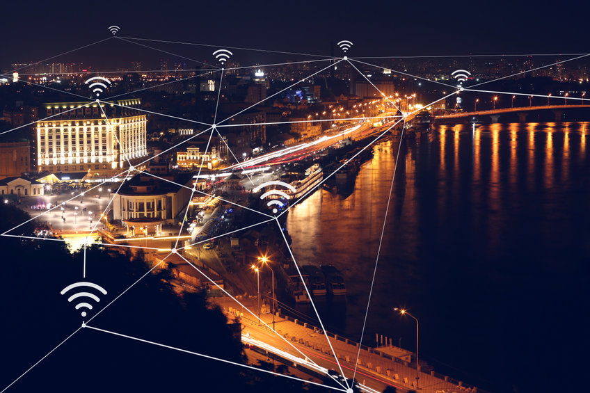 Ansicht einer modernen beleuchteten Stadt bei Nacht -LoRaWAN_Konzept